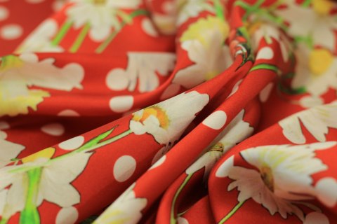 Jedwab Alta Moda - Białe grochy na czerwieni Jedwab Alta Moda - Białe grochy na czerwieni
