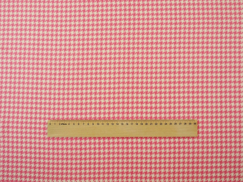 wełna w różowo-białą pepitkę