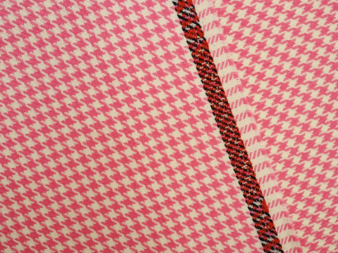 wełna w różowo-białą pepitkę