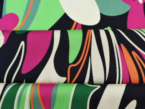 czarny jedwab w kolorowe, abstrakcyjne kształty