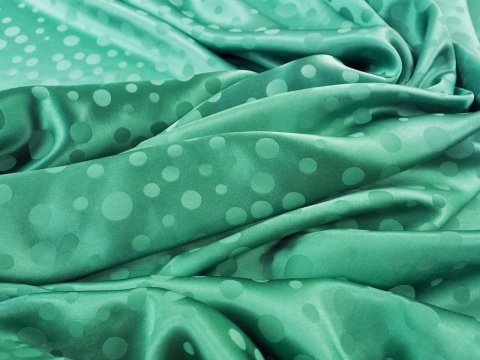 jedwab wytłaczany w groszki w kolorze miętowym