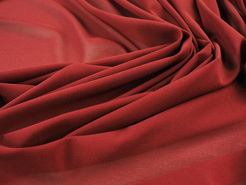 szyfon jedwabny w kolorze bordowym