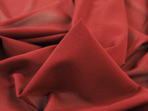 szyfon jedwabny w kolorze bordowym