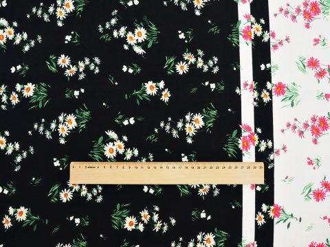 czarna wiskoza w białe kwiaty