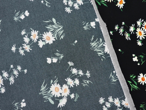 czarna wiskoza w białe kwiaty