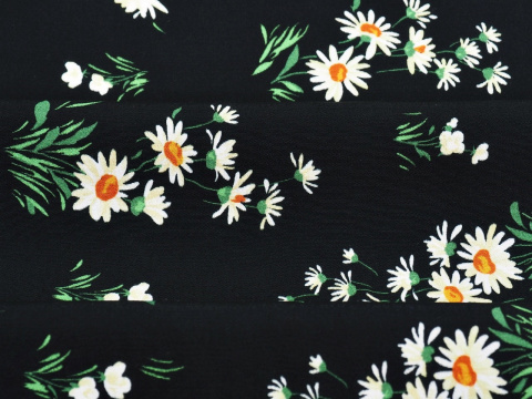 czarna wiskoza w białe kwiaty