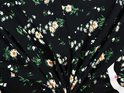 czarna wiskoza w białe kwiaty