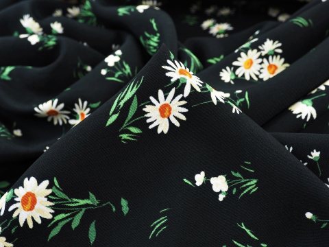 Wiskoza krepa - Białe kwiaty na czerni