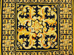 czarny jedwab w złote ornamenty