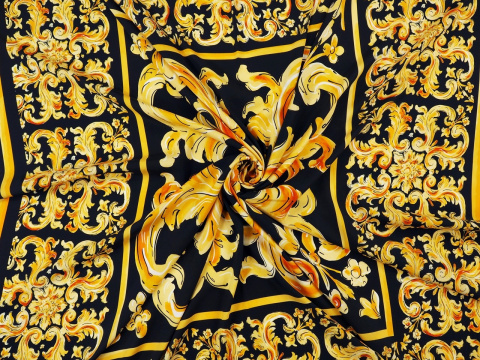 czarny jedwab w złote ornamenty czarny jedwab w złote ornamenty