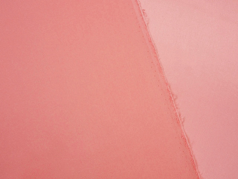 jedwab w kolorze brzoskwiniowego różu