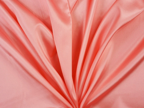 jedwab w kolorze brzoskwiniowego różu