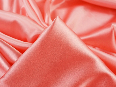 jedwab w kolorze brzoskwiniowego różu