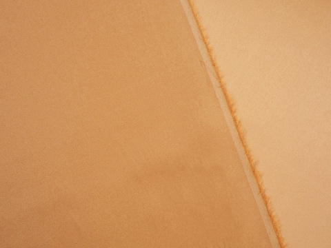 jedwab w kolorze jasnej miedzi