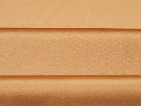 jedwab w kolorze jasnej miedzi