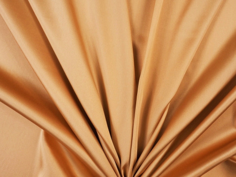 jedwab w kolorze jasnej miedzi