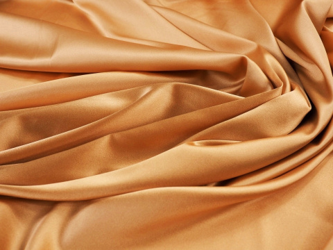 jedwab w kolorze jasnej miedzi
