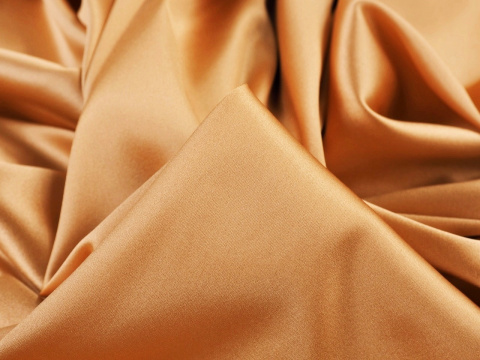 jedwab w kolorze jasnej miedzi