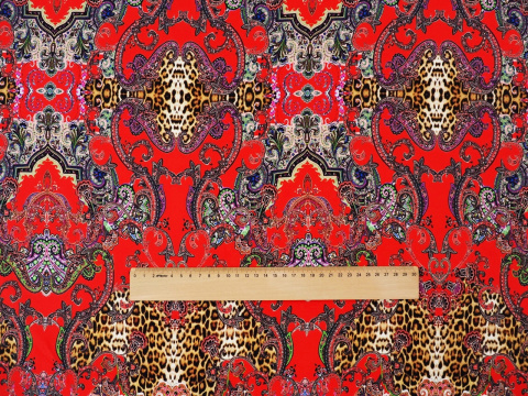 czerwony jedwab w orientalne ornamenty i panterkę czerwony jedwab w orientalne ornamenty i panterkę