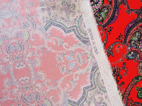 czerwony jedwab w orientalne ornamenty i panterkę czerwony jedwab w orientalne ornamenty i panterkę