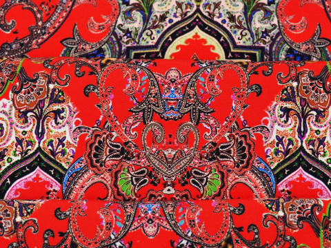 czerwony jedwab w orientalne ornamenty i panterkę czerwony jedwab w orientalne ornamenty i panterkę