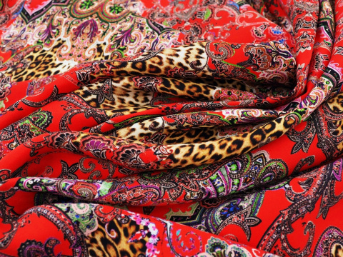 czerwony jedwab w orientalne ornamenty i panterkę czerwony jedwab w orientalne ornamenty i panterkę