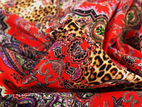 czerwony jedwab w orientalne ornamenty i panterkę czerwony jedwab w orientalne ornamenty i panterkę