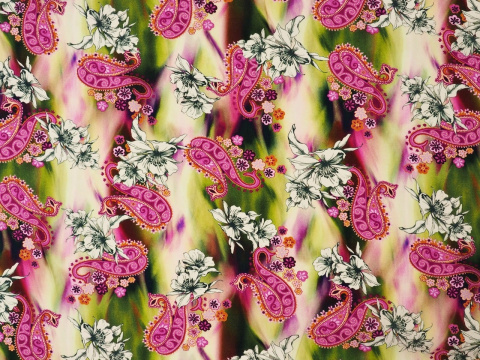 wiskoza w różowy paisley i białe kwiaty na rozmytym tle