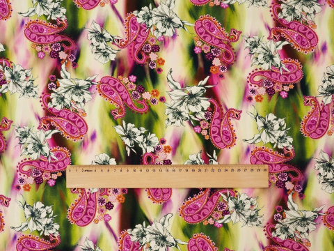 wiskoza w różowy paisley i białe kwiaty na rozmytym tle