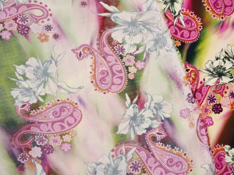 wiskoza w różowy paisley i białe kwiaty na rozmytym tle