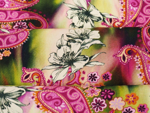 wiskoza w różowy paisley i białe kwiaty na rozmytym tle