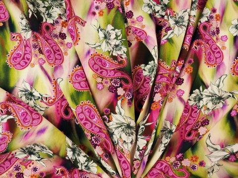 wiskoza w różowy paisley i białe kwiaty na rozmytym tle