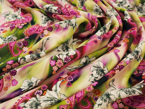 wiskoza w różowy paisley i białe kwiaty na rozmytym tle