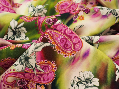 wiskoza w różowy paisley i białe kwiaty na rozmytym tle