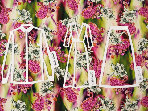 wiskoza w różowy paisley i białe kwiaty na rozmytym tle