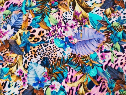 wiskoza w tropikalne rośliny na panterce