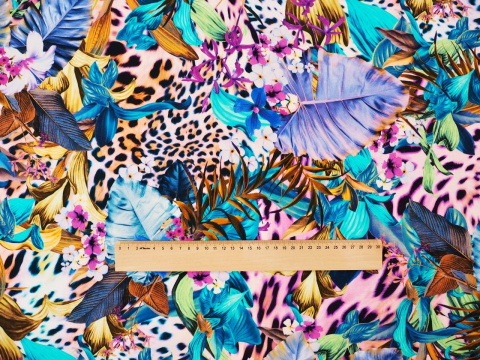 wiskoza w tropikalne rośliny na panterce