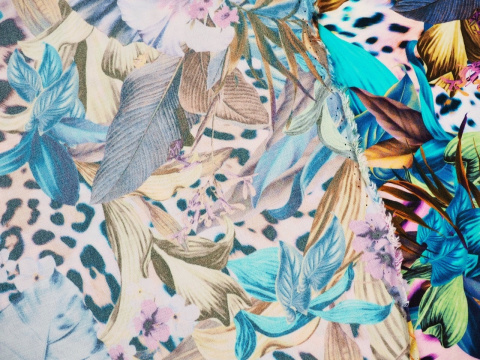 wiskoza w tropikalne rośliny na panterce