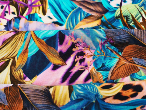 wiskoza w tropikalne rośliny na panterce