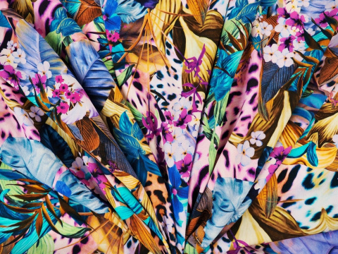 wiskoza w tropikalne rośliny na panterce