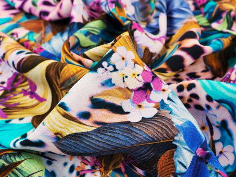 wiskoza w tropikalne rośliny na panterce