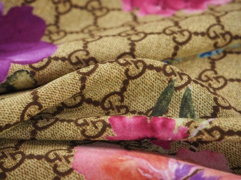 Jedwab Gucci - Różowe kwiaty na złocie Jedwab Gucci - Różowe kwiaty na złocie