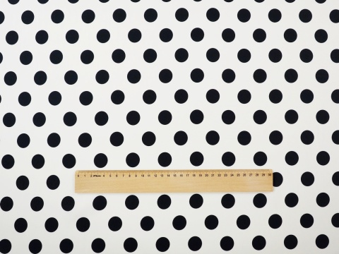 biały jedwab w czarne grochy