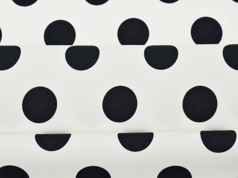 biały jedwab w czarne grochy