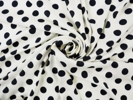 biały jedwab w czarne grochy