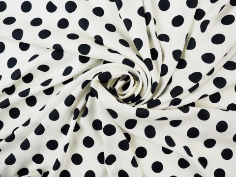 biały jedwab w czarne grochy