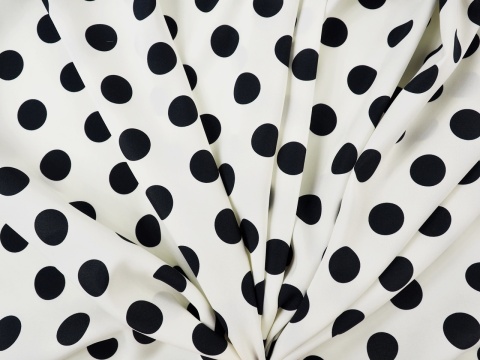 biały jedwab w czarne grochy