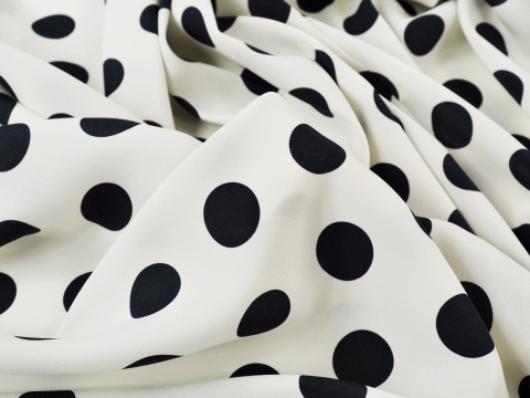 biały jedwab w czarne grochy