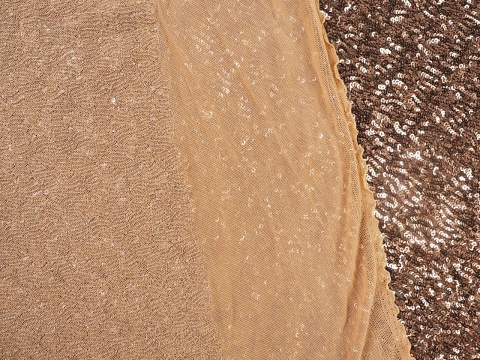 beżowe cekiny na tiulu