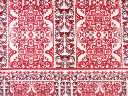 biała bawełna w czerwony wzór w kafle z roślinnymi ornamentami